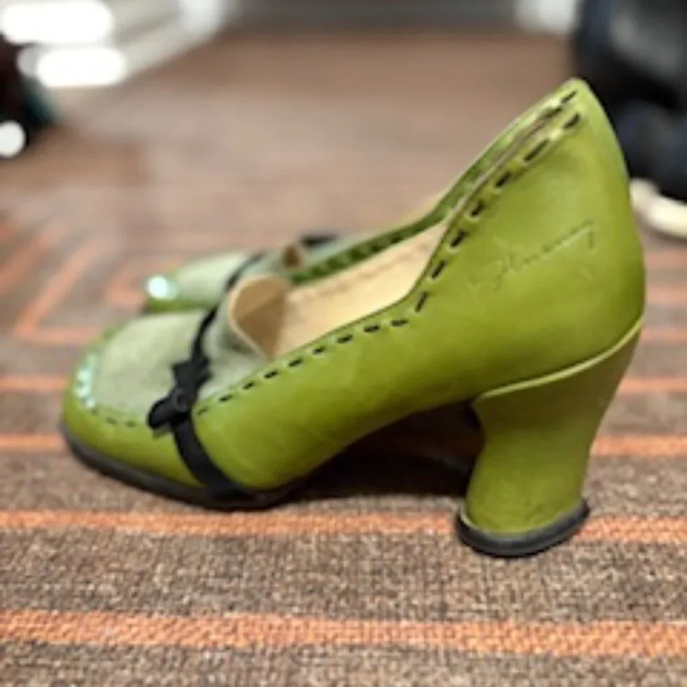 John Fluevog Discontinued Green Leather Chunky Heel with Black Bow - Picture 2 of 3